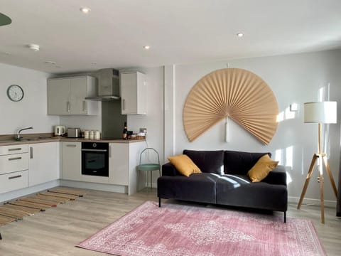 Kitchen or kitchenette, Living room, Seating area, Dining area, Diving, kitchen