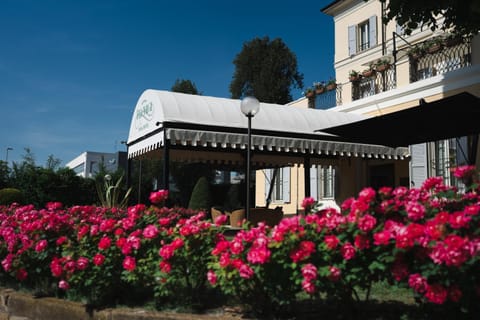 Property building, Spring, Day, Garden, Garden view