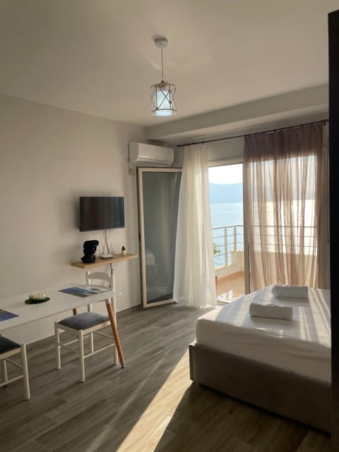 Bed, Natural landscape, TV and multimedia, Photo of the whole room, Bedroom, hair dresser