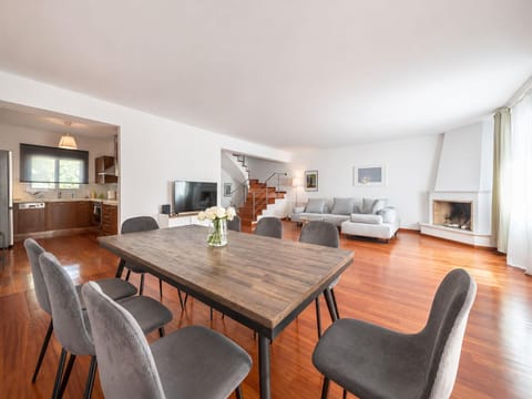 Toilet, Restaurant/places to eat, Day, Sauna, TV and multimedia, Coffee/tea facilities, Balcony/Terrace, Living room, Dining area, Guests, Breakfast, Family, fireplace, hair dryier, heating, internet, toaster, towels, washing machine, air conditioner