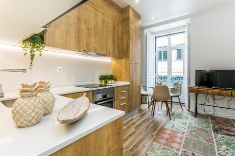 TV and multimedia, Coffee/tea facilities, Kitchen or kitchenette, Living room, Decorative detail, Seating area, Dining area, internet, oven, stove, toaster