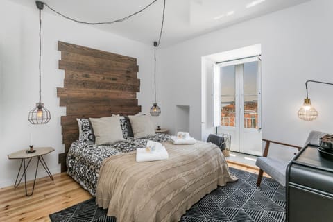 Bed, Balcony/Terrace, Photo of the whole room, Decorative detail, Bedroom, River view