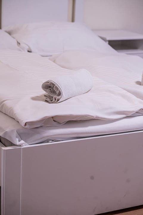 Bed, Bedroom, towels