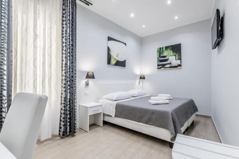 Bed, TV and multimedia, Bedroom, minibar, safe, towels, wardrobe, air conditioner