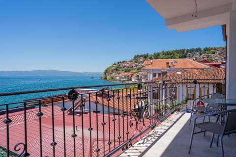 Balcony/Terrace, City view, Lake view