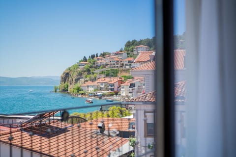 Balcony/Terrace, City view, Lake view