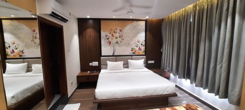 Bed, Photo of the whole room, Bedroom, fireplace, air conditioner