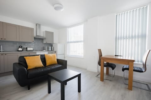 1 Bed Apt near Hospital and Stadium Free Parking Work or Leisure Apartment in Hull