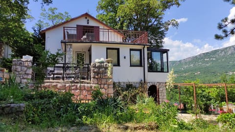 Property building, Garden, Balcony/Terrace