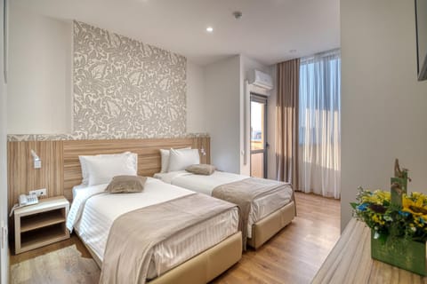 Bed, Balcony/Terrace, Photo of the whole room, Bedroom