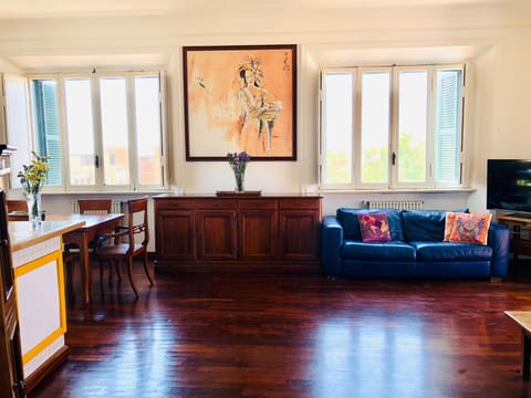 TV and multimedia, Living room, Seating area, Dining area