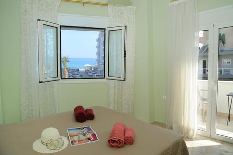 Photo of the whole room, Sea view