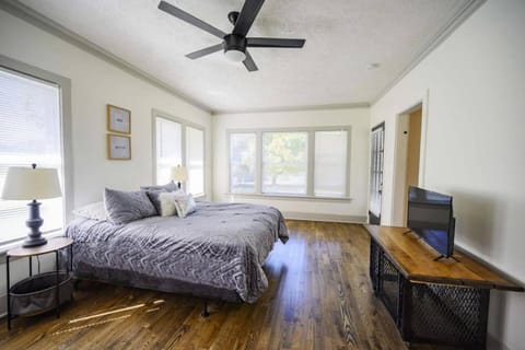 Charming Retreat 5 Min to Tims Ford Lake Sleeps 8 House in Tennessee