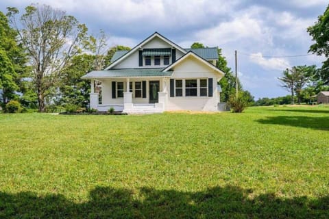 Charming Retreat 5 Min to Tims Ford Lake Sleeps 8 House in Tennessee