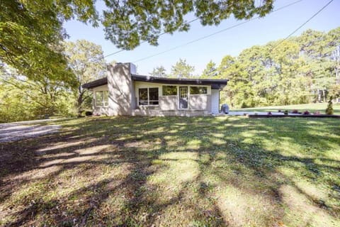 Gorgeous Renovated Home With Large & Private Lot House in Tennessee
