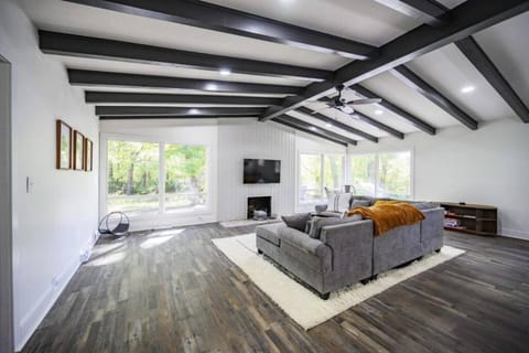 Gorgeous Renovated Home With Large & Private Lot House in Tennessee