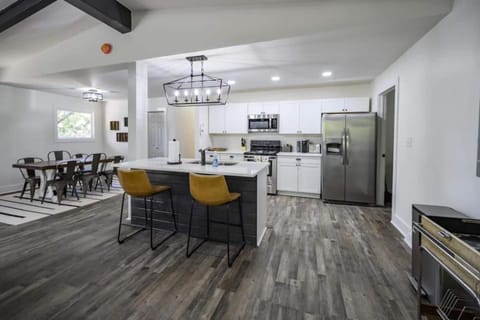 Gorgeous Renovated Home With Large & Private Lot House in Tennessee