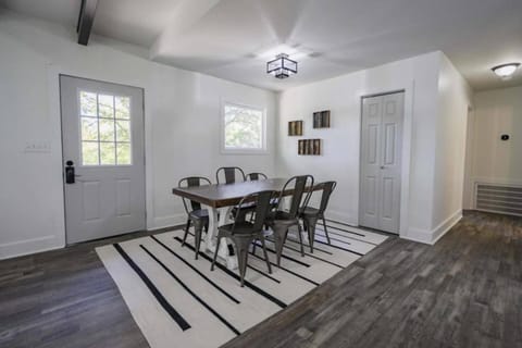 Gorgeous Renovated Home With Large & Private Lot House in Tennessee