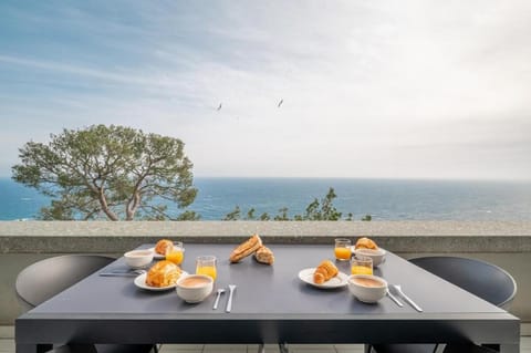 Day, Natural landscape, View (from property/room), Balcony/Terrace, Dining area, Sea view