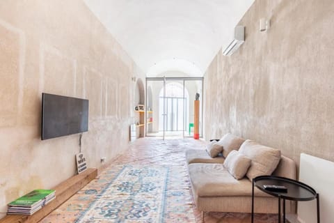 TV and multimedia, Living room, Seating area, air conditioner