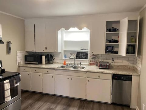 3 Bedroom Cozy Home Minutes From Tims Ford Lake Apartment in Tennessee