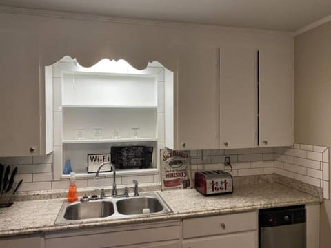 3 Bedroom Cozy Home Minutes From Tims Ford Lake Apartment in Tennessee