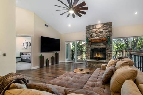 New Luxury 5BR Cabin in Pine Mountain Lake! 1 Minute to Beach! Massage Chair! Close to Yosemite! Perfect for Retreats and Escapes All Seasons! Cabin in Groveland