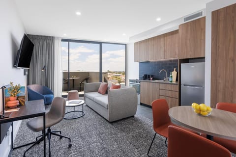 Communal lounge/ TV room, TV and multimedia, Kitchen or kitchenette, Living room, Seating area, Dining area, Evening entertainment