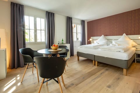 Bed, Photo of the whole room, Seating area