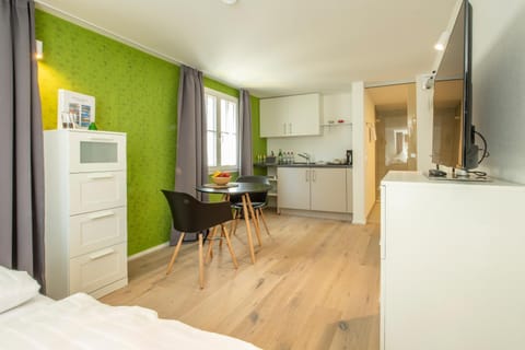 Kitchen or kitchenette, Photo of the whole room, Seating area
