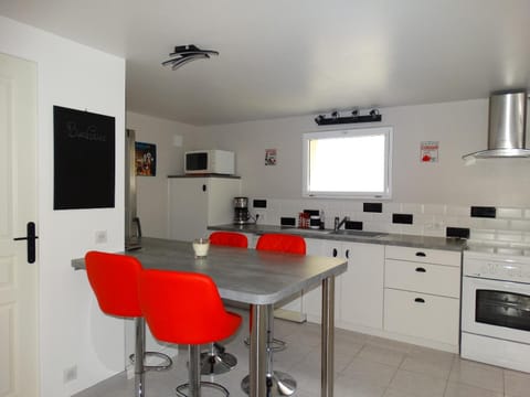 Kitchen or kitchenette, Dining area, oven, stove