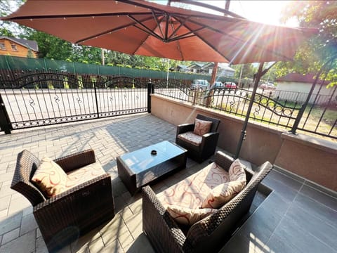 Property building, Balcony/Terrace, Balcony/Terrace