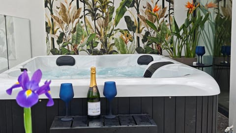 Property building, Hot Tub