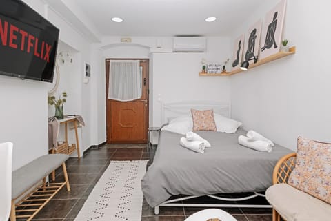 Bed, TV and multimedia, Living room, Seating area, air conditioner