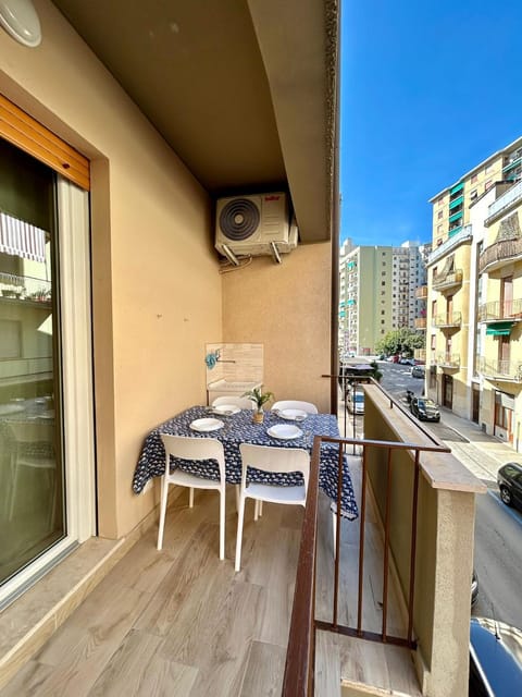 Property building, View (from property/room), Balcony/Terrace, Street view