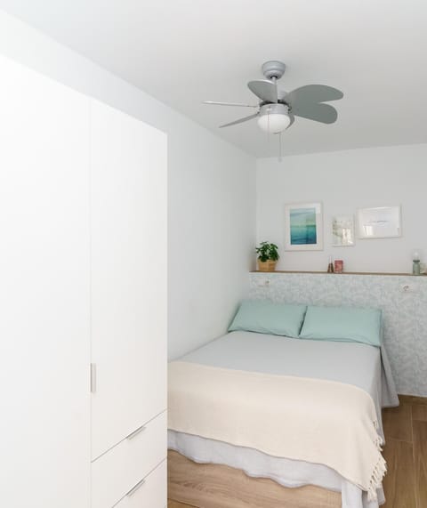 Bed, Photo of the whole room, Bedroom, fireplace, wardrobe