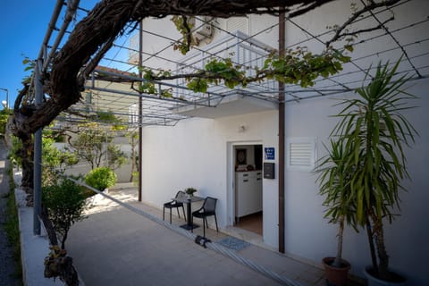 Patio, Facade/entrance