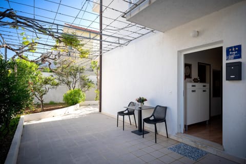 Patio, Facade/entrance