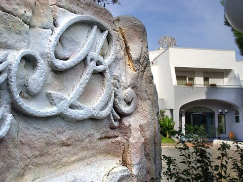 Facade/entrance, Property logo or sign, Decorative detail