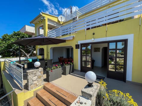 Property building, Day, Garden, Balcony/Terrace, Garden view