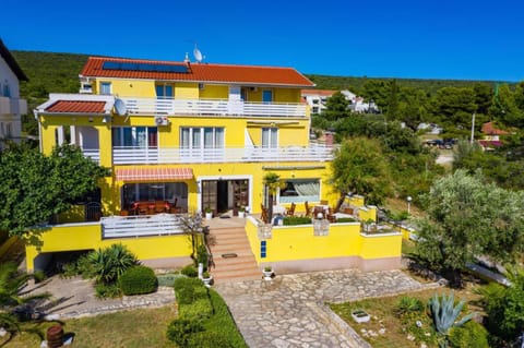 Property building, Day, Natural landscape, Garden, Garden view