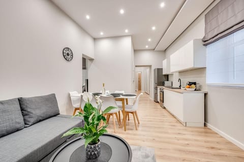 Kitchen or kitchenette, Living room, Seating area, Dining area