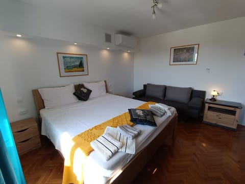 Bed, Seating area, Bedroom, towels, air conditioner