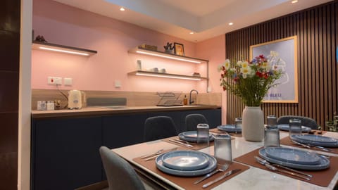 Kitchen or kitchenette, Dining area