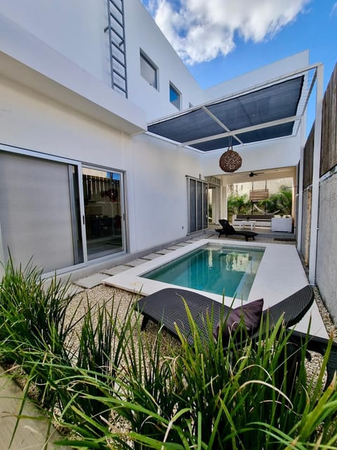 Property building, Pool view, Swimming pool, Swimming pool