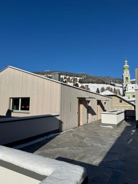 Property building, Facade/entrance, Day, Winter
