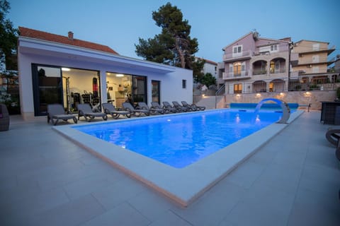 Property building, Patio, Day, Pool view, Swimming pool, sunbed