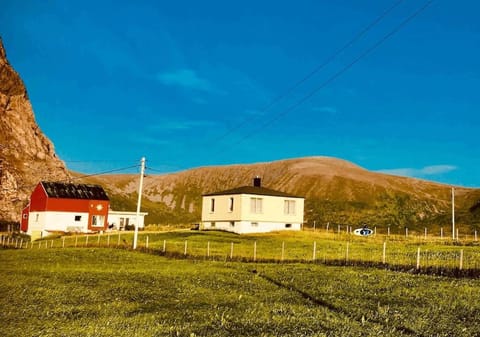 Sjarmerende hus med orkesterplass til hav og fjell House in Nordland, Norway