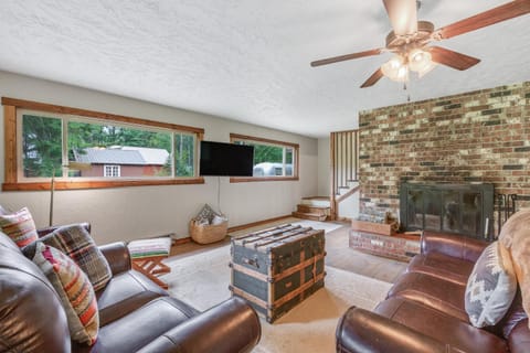 Riverfront Retreat at Lavender Lake House in Roslyn