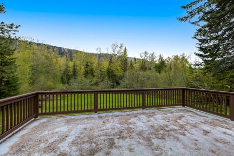 Riverfront Retreat at Lavender Lake House in Roslyn